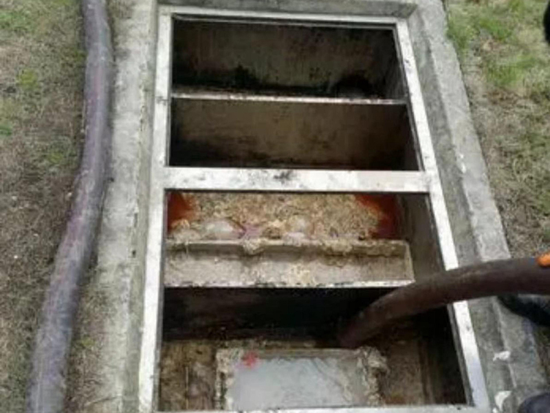 石壁镇隔油池清理