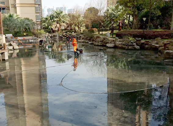 石壁镇景观池淤泥清理