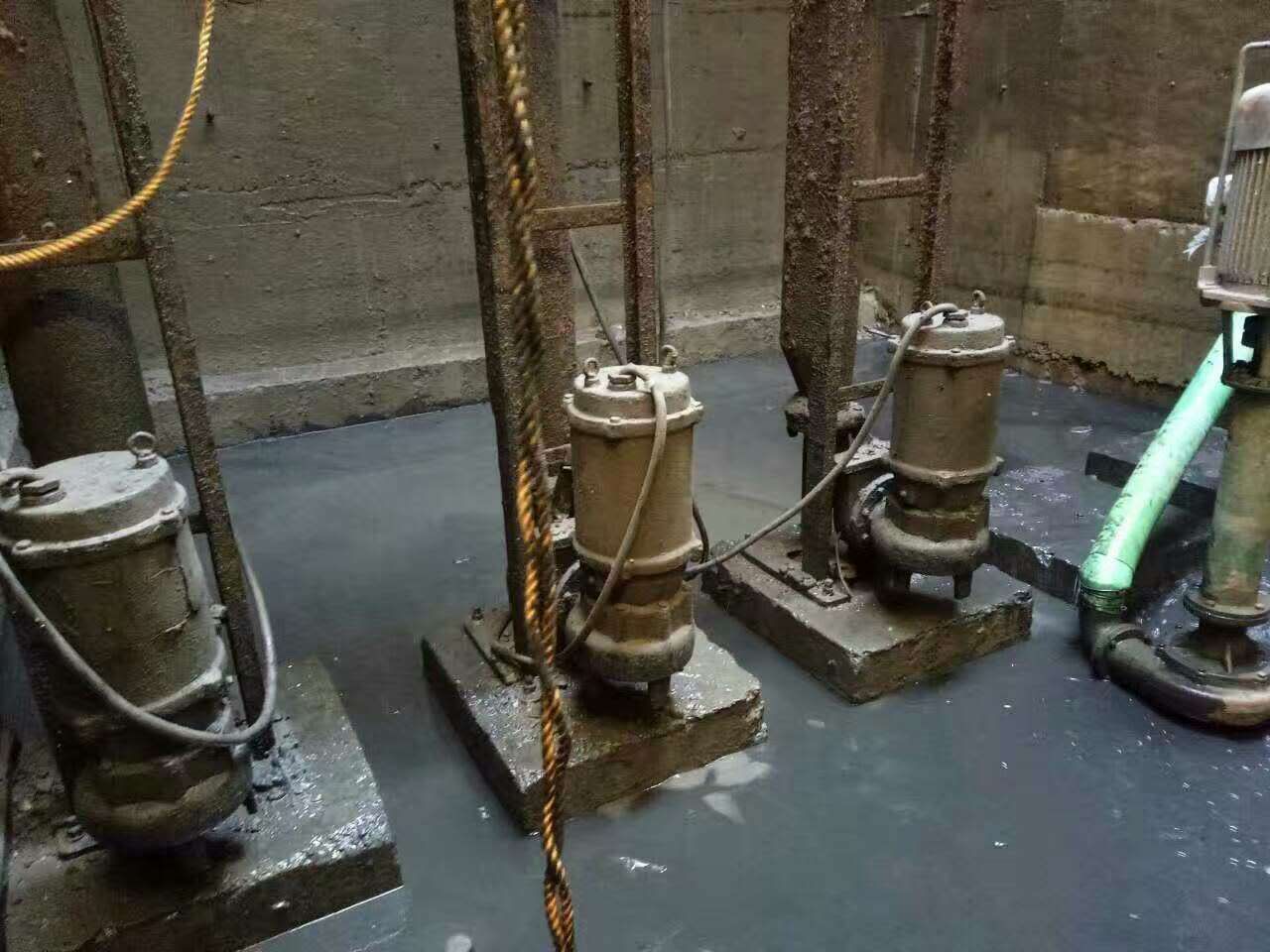 石壁镇污水池清理