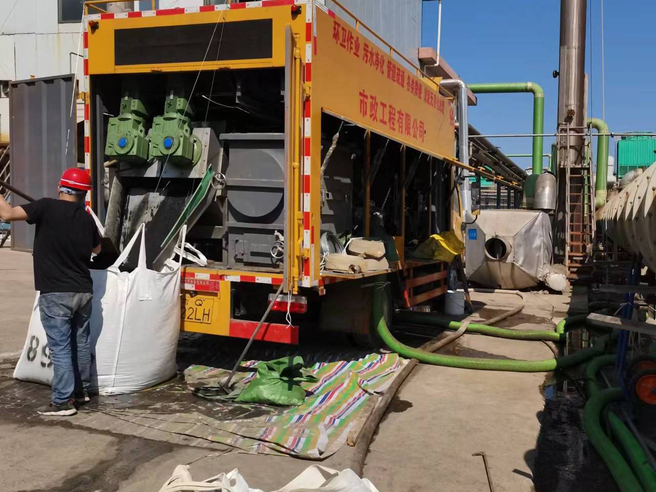 石壁镇淤泥压干处理