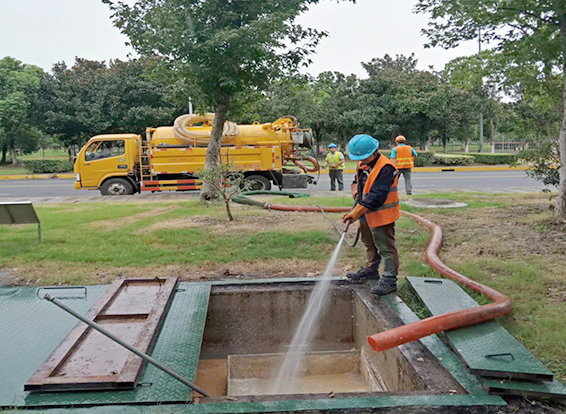 石壁镇化油池清理