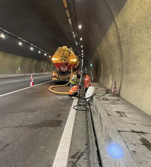 石壁镇隧道排水渠清淤